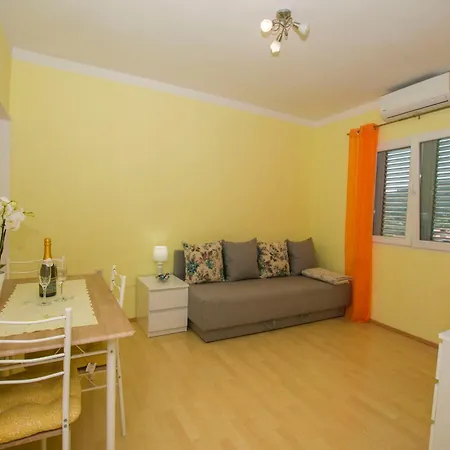 Apartment Neno * Sutomiscica