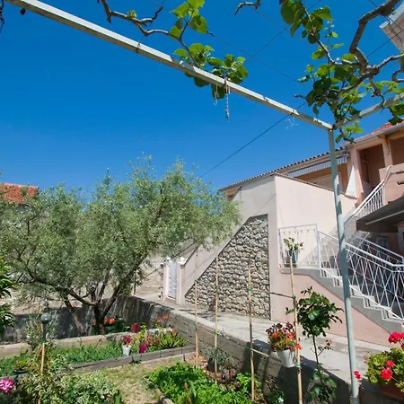 Apartment Neno Apartment Sutomiscica