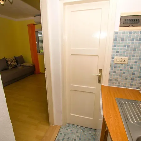 Apartment Neno Sutomiscica