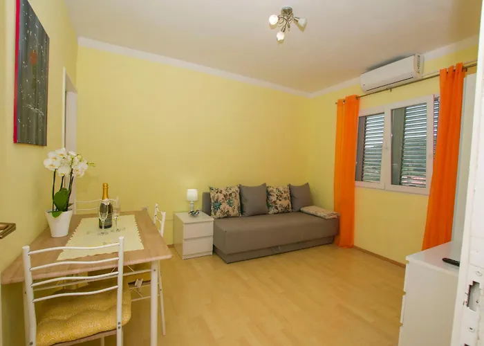 Apartment Neno * Sutomiscica